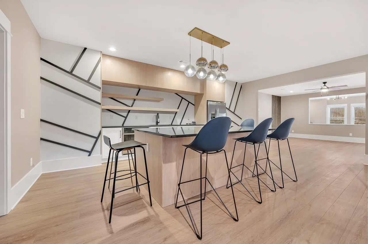 luxury-flambient-real-estate-photo-editing-us Luxury US kitchen with true-to-life colors, balanced lighting, and clear window views via flambient processing.