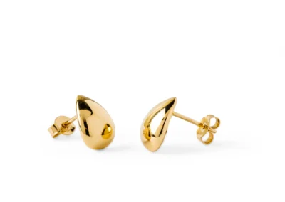 High-end jewellery photo clipping path for gold earring, ensuring sharp edges and natural reflection.
